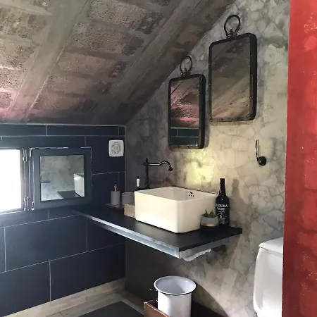 A Casa Estrelicia-dourada Garces * Sao Vicente (Madeira)